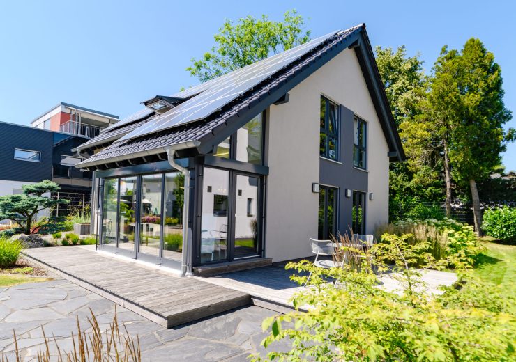 modernes einfamilienhaus mit garten